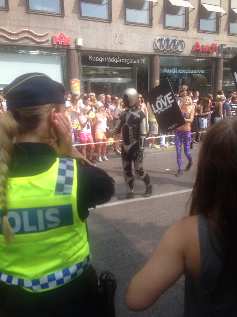 Illustration for article titled My photos from the biggest pride parade in Sweden!